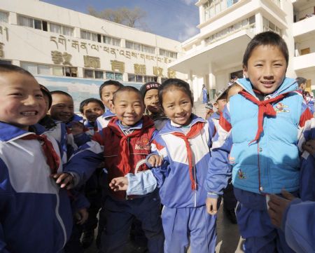 Children gather before the camera at an elementary school in Qamdo, southwest China's Tibet Autonomous Region, March 10, 2009. Qamdo is home to 620,000 people of 21 ethnic groups and boasts historical sites dating back to as far as 4,000 years. (Xinhua/Purbu Zhaxi)