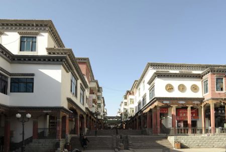 Picture taken on March 14, 2009 shows a view of a characteristic street in Qamdo, southwest China's Tibet Autonomous Region. Qamdo is home to 620,000 people of 21 ethnic groups and boasts historical sites dating back to as far as 4,000 years. (Xinhua/Purbu Zhaxi)