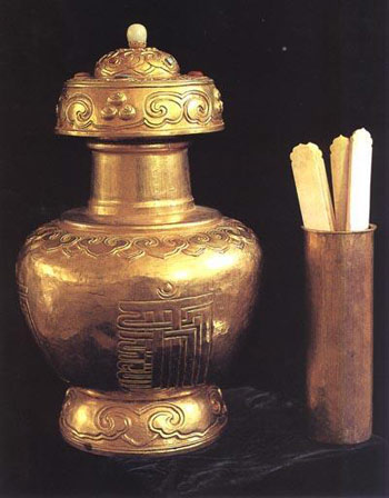 The picture shows the Gold Bum-pa which was specially made for the lot-drawing process introduced by Emperor Qianlong for Lamasery to determine the reincarnation of the late Living Buddha in 1792, or the 57th year of the reign of Emperor Qianglong.