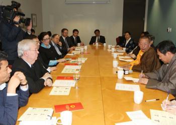 Shingtsa Tenzinchodrak (2nd R), living Buddha and head of a five-member delegation of the Tibetan deputies to China's National People's Congress, answers questions from experts during a discussion with the delegates from the Asia-Pacific Foundation of Canada in Vancouver, March 24, 2009.  (Xinhua Photo)