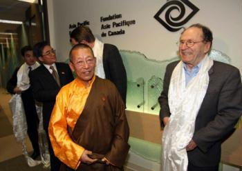 Shingtsa Tenzinchodrak (L, front), living Buddha and head of a five-member delegation of the Tibetan deputies to China's National People's Congress, talks with former Canadian Embassador to China Earl Drake during a discussion with the delegates from the Asia-Pacific Foundation of Canada in Vancouver, March 24, 2009. The delegation is now in Canada for a visit. (Xinhua Photo)