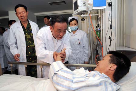 China's top legislator Wu Bangguo arrived in Chengdu, capital of quake-hit Sichuan province Monday, where he visited a hospital and a distribution center of relief materials.
