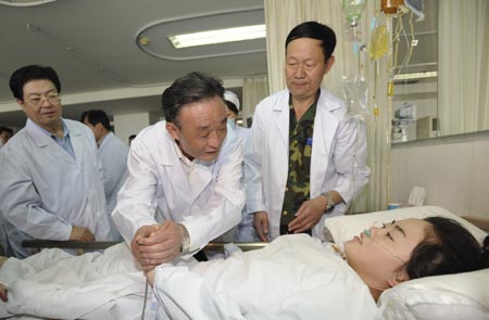 China's top legislator Wu Bangguo arrived in Chengdu, capital of quake-hit Sichuan province Monday, where he visited a hospital and a distribution center of relief materials.