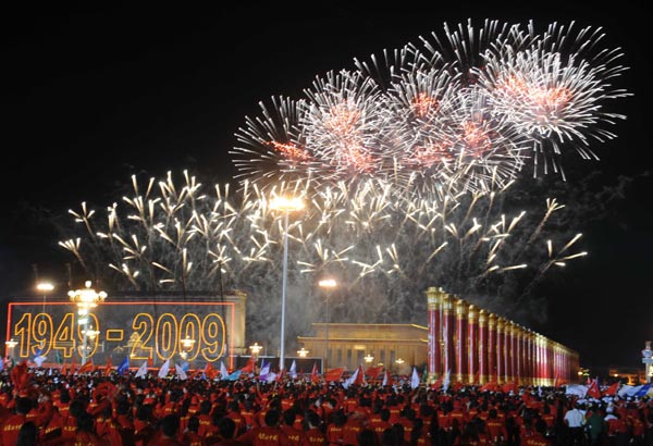Fireworks explode over the Tian'anmen Square in central Beijing during a grand gala marking the 60th anniversary of the founding of the People's Republic of China, Oct. 1, 2009.(Xinhua/Yang Shirao)