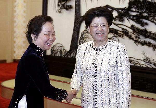Chen Zhili (R), vice chairwoman of the Standing Committee of the National People's Congress, who is also chairwoman of the All-China Women's Federation (ACWF), meets with Vietnamese Vice President Nguyen Thi Doan, in Beijing, capital of China, May 21, 2010.(Xinhua/Ding Lin) 