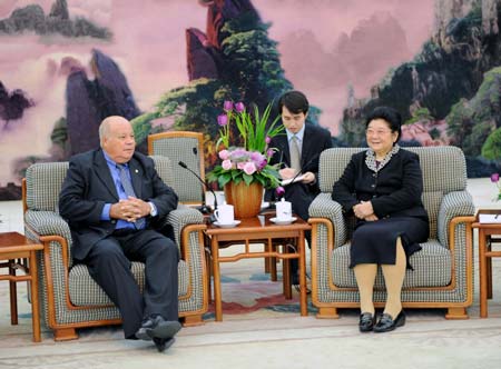 Gu Xiulian, vice-chairwoman of the Standing Committee of China's National People's Congress (NPC), met here Friday with Maxime Carlot Korman, chairman of the Republican Party of Vanuatu.(Xinhua Photo)