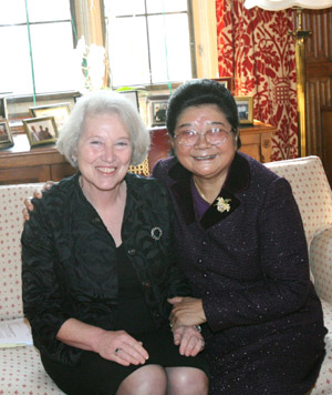 Gu Xiulian(R), vice chairperson of the Standing Committee of China's National People's Congress (NPC) and president of the All-China Women's Federation (ACWF) meets with Sir Baroness Hayman, lord speaker of Britain in London, UK, Feb. 12, 2007. 