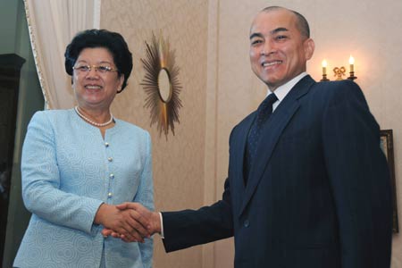 Cambodian King Norodom Sihamoni (R) meets with Chen Zhili, vice chairwoman of the Standing Committee of the Chinese National People's Congress, in Phnom Penh Dec. 15, 2008. Chen Zhili arrived in Cambodia on Dec. 12 for a five-day visit. (Xinhua/Xia Lin)