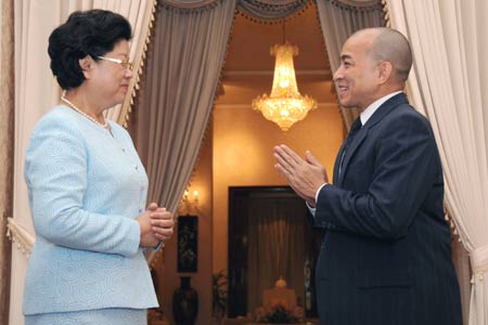 Cambodian King Norodom Sihamoni (R) meets with Chen Zhili, vice chairwoman of the Standing Committee of the Chinese National People's Congress, in Phnom Penh Dec. 15, 2008. Chen Zhili arrived in Cambodia on Dec. 12 for a five-day visit. (Xinhua/Xia Lin)