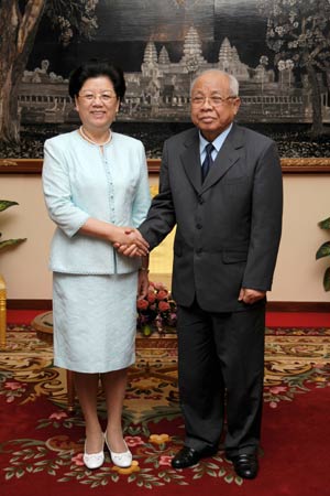 Cambodian Senate President Chea Sim (R) meets with Chen Zhili, vice chairwoman of the Standing Committee of the Chinese National People's Congress, in Phnom Penh Dec. 15, 2008. Chen Zhili arrived in Cambodia on Dec. 12 for a five-day visit. (Xinhua/Xia Lin)