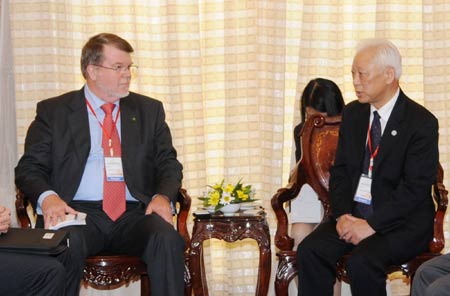 Zhou Tienong (R), vice chairman of the Standing Committee of the National People's Congress (NPC), China's top legislature, meets with Harry Jenkins, speaker of the House of Representatives of Australian Federal Parliament, on the sideline of the 17th annual conference of the Asia-Pacific Parliamentary Forum (APPF) in Vientiane, the Laos, on Jan. 13, 2009. (Xinhua/Huang Haimin) 
