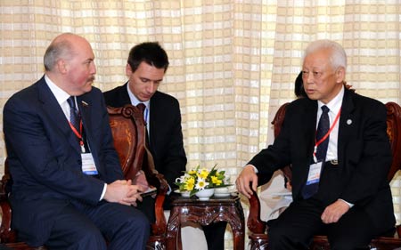Zhou Tienong (R), vice chairman of the Standing Committee of the National People's Congress (NPC), China's top legislature, meets with Harry Jenkins, speaker of the House of Representatives of Australian Federal Parliament, on the sideline of the 17th annual conference of the Asia-Pacific Parliamentary Forum (APPF) in Vientiane, the Laos, on Jan. 13, 2009. (Xinhua/Huang Haimin)