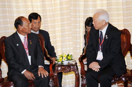Zhou Tienong (R front), vice chairman of the Standing Committee of China's National People's Congress, meets with Heng Samrin (L front), president of the Cambodian National Assembly, in Vientiane, capital of Laos, Jan. 13, 2009. Zhou was here to attend the four-day 17th annual conference of the Asia-Pacific Parliamentary Forum here, which opened on Monday. 