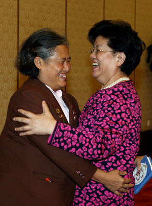 Chen Zhili (R), vice chairwoman of the Standing Committee of the Chinese National People's Congress, meets with visiting Thai Princess Maha Chakri Sirindhorn at the Great Hall of the People in Beijing, capital of China, on April 8, 2009. (Xinhua/Yao Dawei)