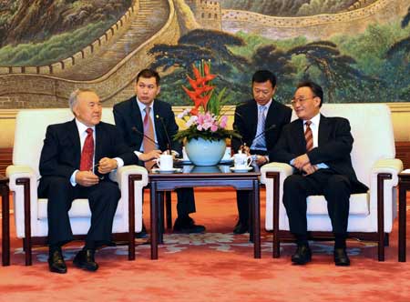  Wu Bangguo (R), chairman of the Standing Committee of China's National People's Congress, the country's top legislature, talks with visiting Kazakhstan's President Nursultan Nazarbayev in Beijing, China, April 16, 2009. (Xinhua/Li Tao) 