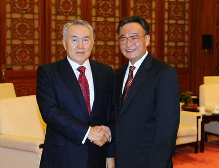  Wu Bangguo (R), chairman of the Standing Committee of China's National People's Congress, the country's top legislature, shakes hands with visiting Kazakhstan's President Nursultan Nazarbayev in Beijing, China, April 16, 2009. (Xinhua/Li Tao)
