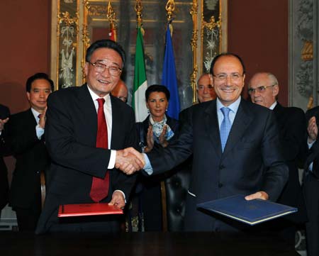 Wu Bangguo (L, front), chairman of the Standing Committee of the National People's Congress of China, shakes hands with Renato Schifani (R, front), the Senate speaker of Italy, after signing an agreement on bilateral exchange mechanism, in Rome, capital of Italy, May 20, 2009. (Xinhua/Li Tao)
