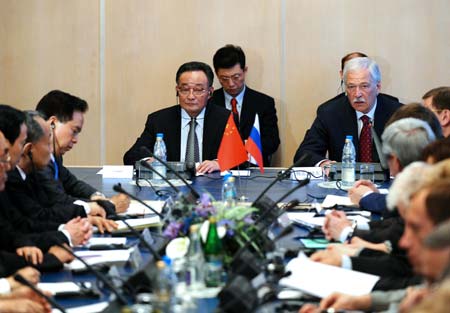 Wu Bangguo, chairman of the Standing Committee of China's National People's Congress (NPC), and Russia's State Duma Chairman Boris Gryzlov attend the third meeting of the cooperation committee between NPC and the Russian State Duma in Moscow, Russia, May 14, 2009. (Xinhua/Li Tao)