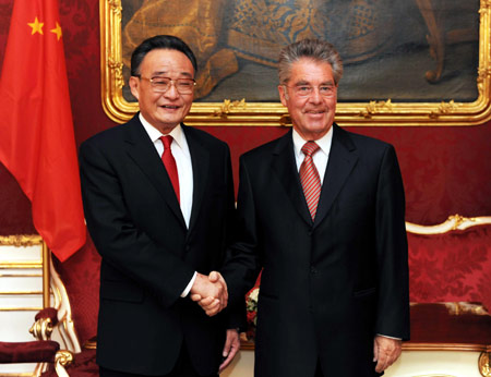 Chinese top legislator Wu Bangguo and Austrian President Heinz Fischer met here Friday afternoon, agreeing to further expand cooperation on bilateral and international issues in face of the global financial storm. 
