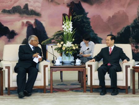 Han Qide (R), vice chairman of China's National People's Congress Standing Committee, meets with Chief Minister of Karnataka Pradesh of India Yeddyurappa in Beijing, China, on Sept. 4, 2009. (Xinhua/Li Tao)