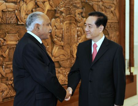 Han Qide (R), vice chairman of China's National People's Congress Standing Committee, meets with Chief Minister of Karnataka Pradesh of India Yeddyurappa in Beijing, China, on Sept. 4, 2009. (Xinhua/Li Tao)