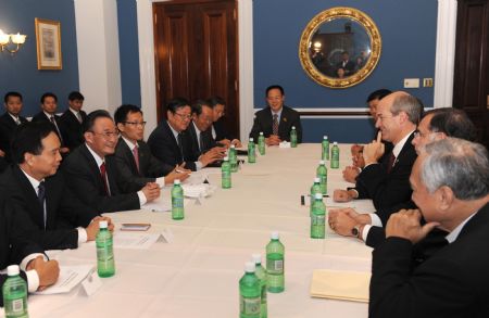 Wu Bangguo (2nd L), chairman of the Standing Committee of China's National People's Congress, meets with chairmen of the US-China Inter-parliamentary Exchange Group, the U.S.-China Working Group as well as other groups under the U.S.(Xinhua/Ma Zhancheng)