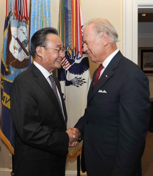 Visiting Wu Bangguo, chairman of the Standing Committee of China's National People's Congress, shakes hands with U.S. Vice President Joe Biden at the White House in Washington, Sept. 10, 2009.(Xinhua/Ma Zhancheng)
