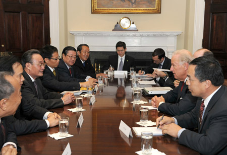Visiting Wu Bangguo (L3), chairman of the Standing Committee of China's National People's Congress, talks with U.S. Vice President Joe Biden (R2) at the White House in Washington, Sept. 10, 2009. (Xinhua/Ma Zhancheng)