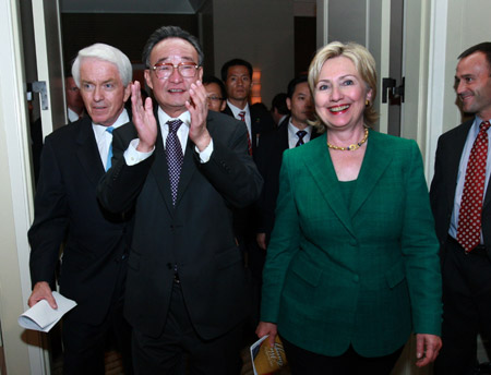 Wu Bangguo (L2), chairman of the Standing Committee of China's National People's Congress, enters a dinning hall with U.S. Secretary of State Hillary Clinton after a meeting in Washington, Sept. 10, 2009.(Xinhua/Pang Xinglei)