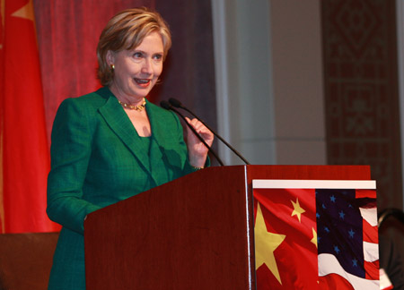  U.S. Secretary of State Hillary Clinton delivers a welcome speech at a dinner after meeting with Wu Bangguo, chairman of the Standing Committee of China's National People's Congress, in Washington, Sept. 11, 2009.(Xinhua/Pang Xinglei)