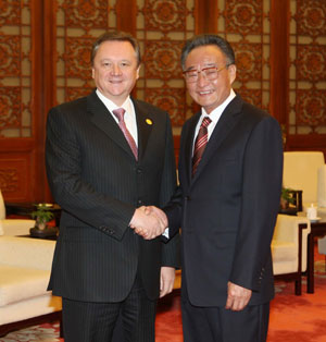 Wu Bangguo (R), chairman of the Standing Committee of China's National People's Congress, shakes hands with Kyrgyz Prime Minister Igor Chudinov in Beijing, capital of China, on Oct. 15, 2009. (Xinhua/Liu Weibing)