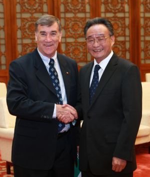Wu Bangguo (R), chairman of the Standing Committee of the National People's Congress of China, the country's top legislature, meets with President of the Australian Senate John Hogg in Beijing, capital of China, Nov. 2, 2009. (Xinhua/Pang Xinglei)