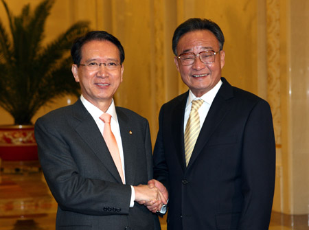 Wu Bangguo (R), chairman of China's National People's Congress Standing Committee, shakes hands with Speaker of the Republic of Korea (ROK) National Assembly Kim Hyong-o in Beijing, capital of China, Nov. 18, 2009.