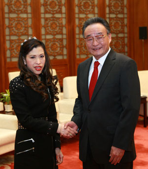 Wu Bangguo (R), chairman of the Standing Committee of the National People