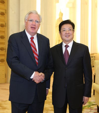 Wang Zhaoguo (R), chairman of the All-China Federation of Trade Unions (ACFTU), meets with Joseph Hansen, chair of the U.S. Change to Win Federation, and head of the visiting U.S. union leaders delegation, in Beijing, capital of China, Sept. 13, 2011. (Xinhua/Yao Dawei) (cxy) 