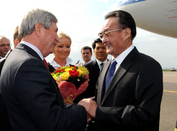 Wu Bangguo (1st R), chairman of the Standing Committee of the National People's Congress of China, is greeted by Ivan Melnikov, vice president of the State Duma of the Russian Federation, upon his arrival in Moscow, capital of Russia, Sept. 14, 2011. China's top legislator Wu Bangguo arrived here on Wednesday for an official goodwill visit. Wu will also attend the fifth meeting of the China-Russia parliamentary cooperation committee, the highest-level regular meeting mechanism between China's top legislature and a foreign parliament. (Xinhua/Xie Huanchi) (cxy) 
