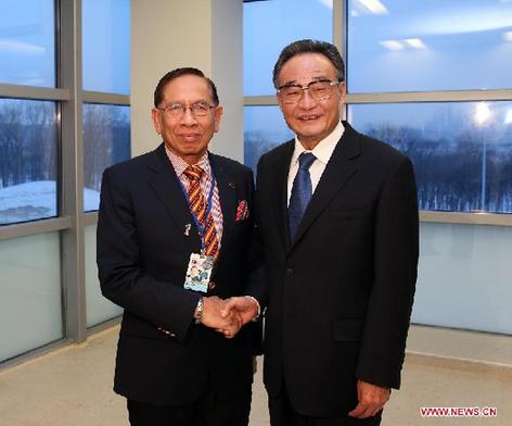 Wu Bangguo (R), chairman of the Standing Committee of the National People's Congress of China, meets with Malaysia's Senate President Abu Zahar during the 21st annual meeting of the Asia-Pacific Parliamentary Forum (APPF) in Vladivostok, Russia, Jan. 29, 2013.(Xinhua/Liu Weibing) 