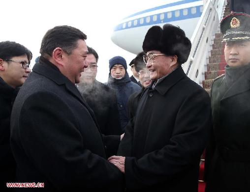 Wu Bangguo (R), chairman of the Standing Committee of the National People's Congress of China, is welcomed upon his arrival in Ulan Bator, Mongolia, Jan. 30, 2013. (Xinhua/Liu Weibing)