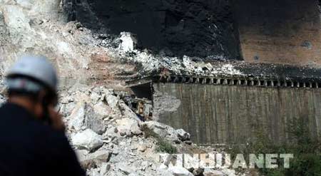 Zhou Yongkang, member of the Standing Committee of the Political Bureau of the Communist Party of China (CPC) Central Committee, has urged re-function of the quake-damaged Baoji-Chengdu Railway as soon as possible.