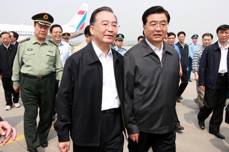Chinese Premier Wen Jiabao greets Chinese President Hu Jintao (R) upon Hu's arrival in Mianyang, a city in quake-hit southwestern Sichuan Province, May 16, 2008. 