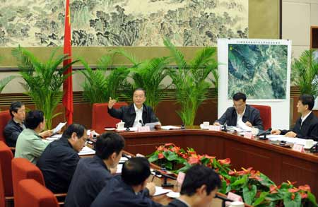 Chinese Premier Wen Jiabao on Saturday underscored unremitting efforts in searching and rescuing people buried in debris in the earthquake in southwestern Sichuan Province. 