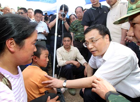 Chinese Vice Premier Li Keqiang, also member of the Standing Committee of the Political Bureau of the Communist Party of China (CPC) Central Committee, consoles victims in Pingtong Township of Pingwu County, Mianyang, southwest China’s Sichuan Province May 18, 2008. Li Keqiang, who is also vice head of the General Headquarters for Earthquake Relief under the State Council led by Chinese Premier Wen Jiabao, arrived in the quake-hit Mianyang city on Sunday to oversee disaster relief work.