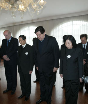 Peruvian President Alan Garcia (3rd L) mourns for China's earthquake victims as Chinese Ambassador Gao Zhengyue (2nd L) stands aside at the Chinese Embassy in Lima, capital of Peru, May 19, 2008. Garcia came to the Chinese Embassy on May 19 to offer condolences to Chinese quake victims. 