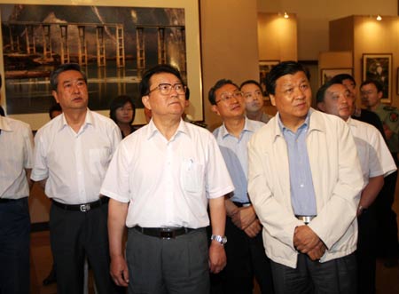 A senior Chinese leader on Thursday urged the spreading of the quake relief spirit among the public to inspire the nation to build a better life. 