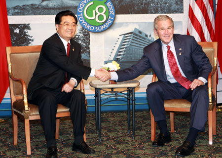 Chinese President Hu Jintao (L) meets with his U.S. counterpart George W. Bush in Toyako, northern Japan, July 9, 2008.