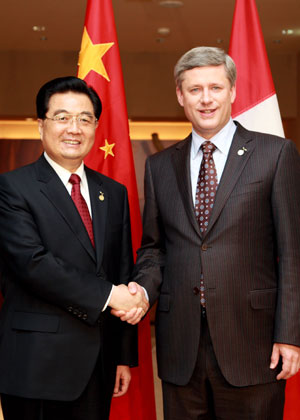 Chinese President Hu Jintao (L) meets with Canadian Prime Minister Stephen Harper in Toyako, northern Japan, July 9, 2008.