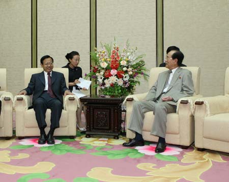 Kim Yong Nam (R), president of the Presidium of the Supreme People's Assembly of the Democratic People's Republic of Korea (DPRK), meets with Li Jingtian, vice president of the Party School of the Communist Party of China (CPC) Central Committee, in Pyongyang, capital of the DPRK, Aug. 1, 2008. Kim Yong Nam said that he would be present at the Beijing Olympics' opening ceremony and wished the Games to be fully successful on Friday. (Xinhua/Zhang Binyang) 