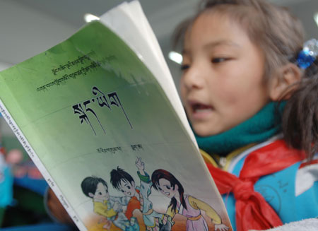  Dainzin of the Tibetan ethnic group attends class of the Tibetan language at No. 1 Primary School in Lhasa, capital of southwest China