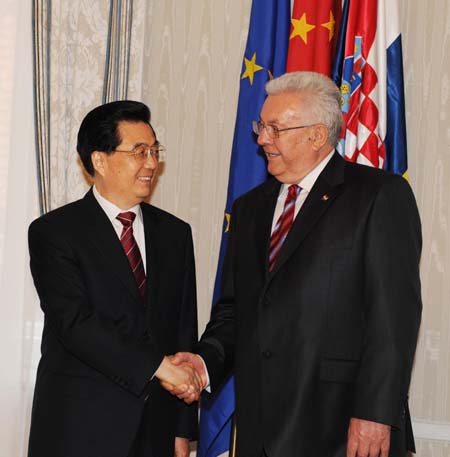 Chinese President Hu Jintao (L) meets with Croatian Parliament Speaker Luka Bebic in Zagreb, capital of Croatia, June 20, 2009. (Xinhua/Rao Aimin)