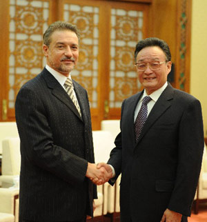 Chinese top legislator Wu Bangguo (R) shakes hands with Macedonian President Branko Crvenkovski in Beijing Thursday, Dec. 6, 2007.(Xinhua Photo)